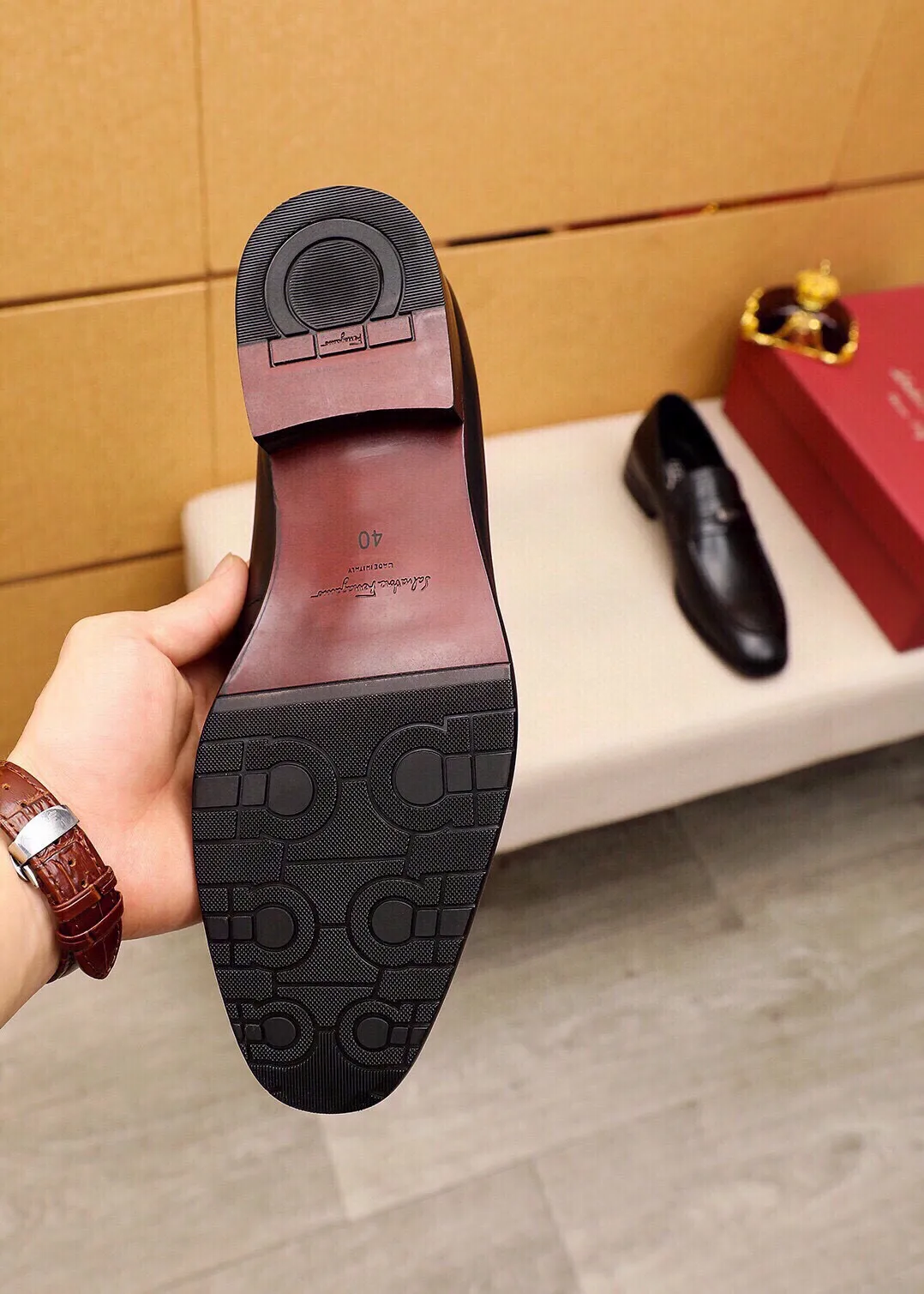 Men's shoes 💰520 💐 Product trademark: Ferragamo "Ferragamo" casual leather shoes Regular size: 38-44 (45🉑️customized) Product materials: Selected imported first-layer calfskin upper + original hardware buckle, imported water-dyed cowhide leather lining. Strong three-dimensional visual effect, combined outsole Color: 2⃣️colors available